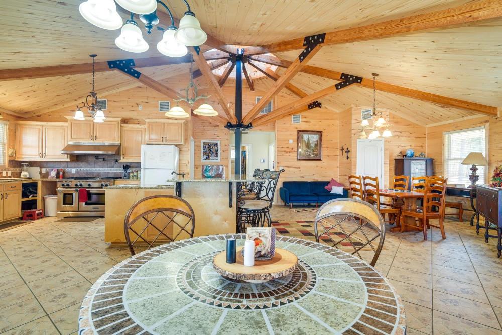 Fire Pit, Views Lakefront Toledo Bend Retreat!